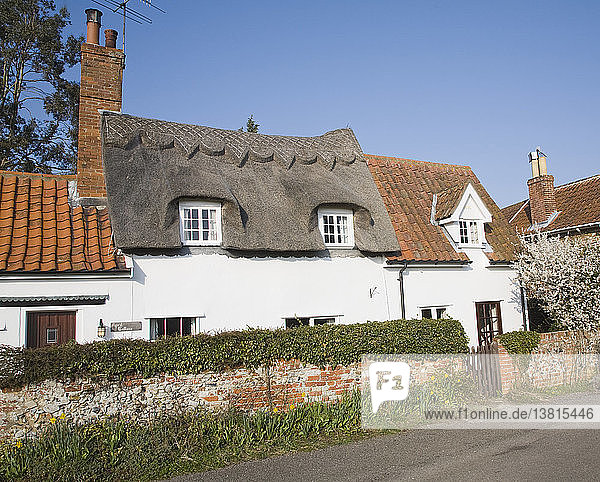 Hübsche Landhäuser im Dorf Marlesford  Suffolk  England
