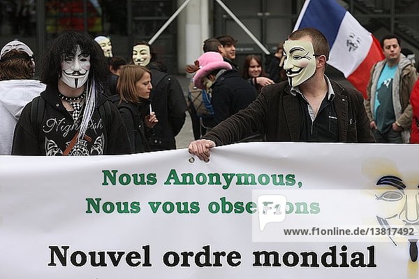 Demonstranten mit Guy-Fawkes-Masken  dem Markenzeichen der Anonymous-Bewegung  das auf einer Figur aus dem Film V wie Vendetta basiert  Frankreich