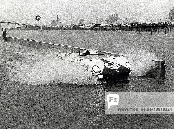 Überschwemmung der Ferrari-Boxen bei den 12 Stunden von Sebring  27. März 1965. Pedro Rodriguez/Graham Hill  Ferrari 330 P  belegten Platz 37.