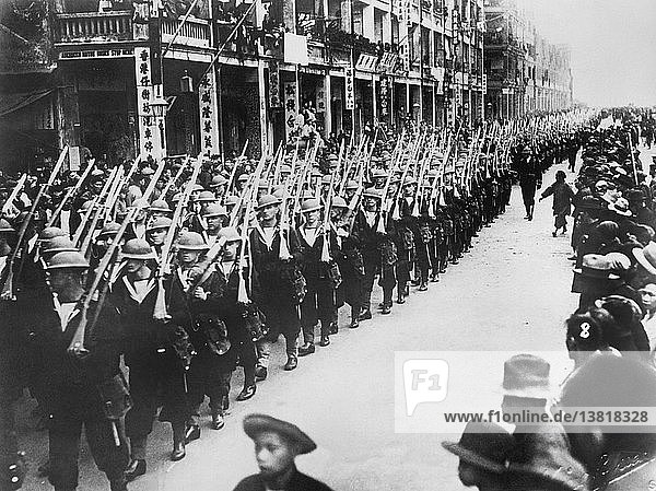 Hongkong  China: 8. April 1927 Britische Blaujacken marschieren durch das chinesische Viertel von Hongkong und versuchen  die Unruhen dort zu unterdrücken.