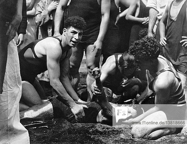 Farmer´s Dock  New York: ca. 1928 Ein Rettungsschwimmer  der eine junge Schwimmerin wiederbelebt  die er gerettet hatte  nachdem sie an einem heißen Memorial Day auf Long Island zum dritten Mal untergegangen war.