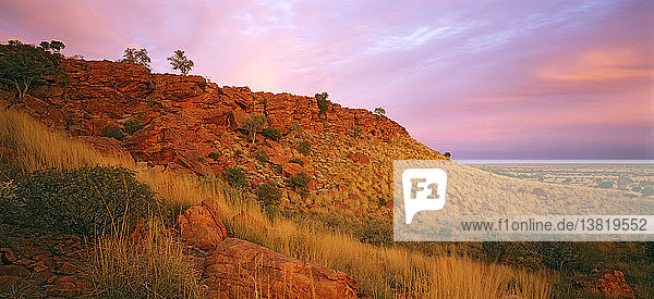 Landschaft bei Trainor Hills bei Sonnenuntergang  Canning Stock Route  Little Sandy Desert  Westaustralien