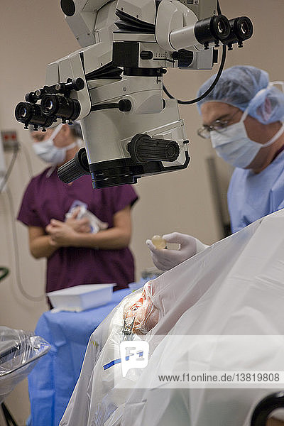 Augenarzt  der eine Kataraktoperation durchführt
