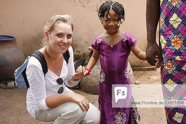 Westliches Mädchen besucht eine afrikanische Familie