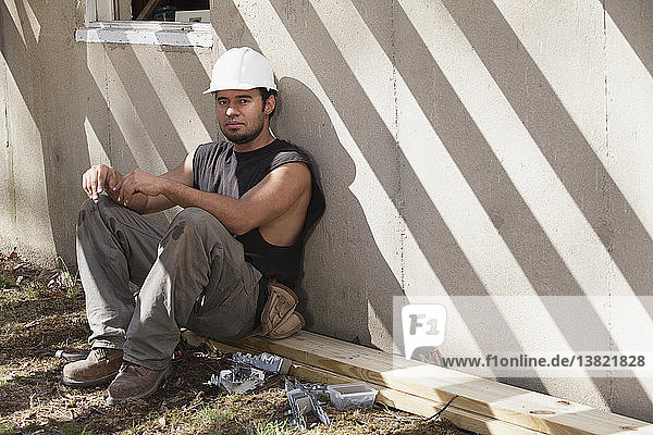 Hispanischer Zimmermann macht Pause auf der Baustelle