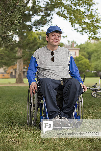 Mann mit Querschnittslähmung in einem Rollstuhl