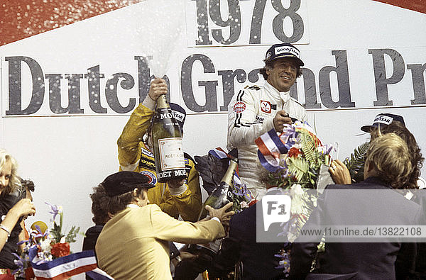 Lotus-Pilot Mario Andretti feiert seinen Sieg in einem Lotus-Cosworth  Teamkollege Ronnie Peterson wird Zweiter  Niki Lauda wird Dritter im Brabham-Alfa Romeo  Zandvoort 1978.