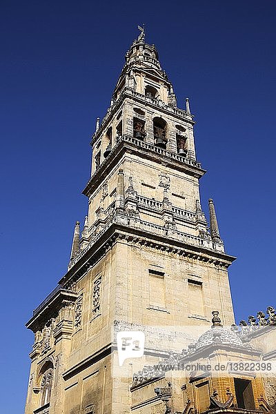 Glockenturm um das Minarett Abd er-Rahman III. der Moschee-Kathedrale von Córdoba  auch Mezquita genannt.