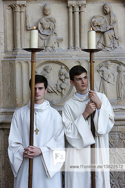 Ministranten vor der Kathedrale Notre Dame von Paris