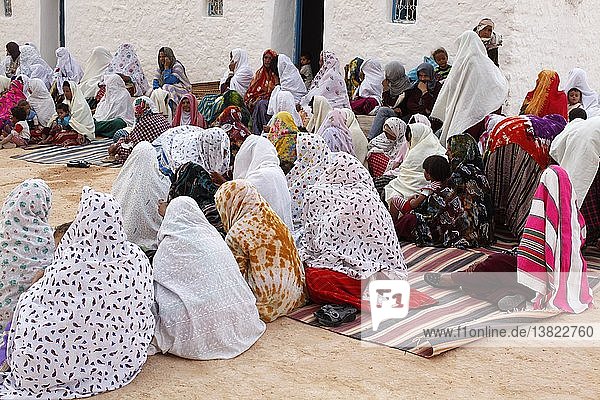 Dorffrauen bei einer Beerdigung   Tunesien.