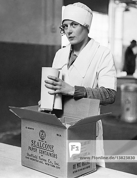 New York  New York: um 1928 Die Arbeiter der Sheffield Dairy Farms verwenden die neuen Sealcone-Papierbehälter  in denen die Milch verpackt wird und die die Glasflasche ersetzen. Sie sind leichter  zerbrechen nicht und verpacken aufgrund ihrer konischen Form doppelt so effizient. Hier wird die Co