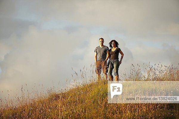 Mann und Frau beim Wandern in der Natur.