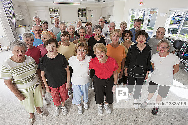 Gruppe älterer Menschen  die nach einem Sportkurs zusammenstehen
