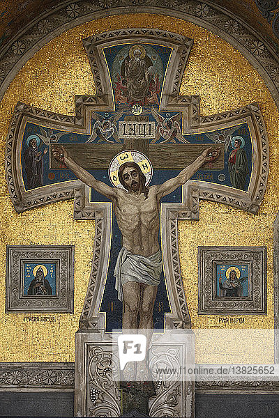 Kirche des Erlösers auf vergossenem Blut oder Kirche der Auferstehung. Mosaik der Fassade. Das Kruzifix.