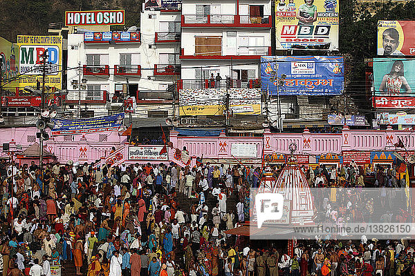 Tausende von Gläubigen versammeln sich in Haridwar  um anlässlich des ´Navsamvatsar´  einem hinduistischen Feiertag  der während des Maha Kumbh Mela-Festes stattfindet  ein Bad im Fluss Ganges zu nehmen '