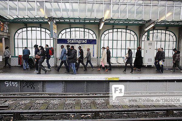 Fahrgäste in einer Pariser Metrostation.