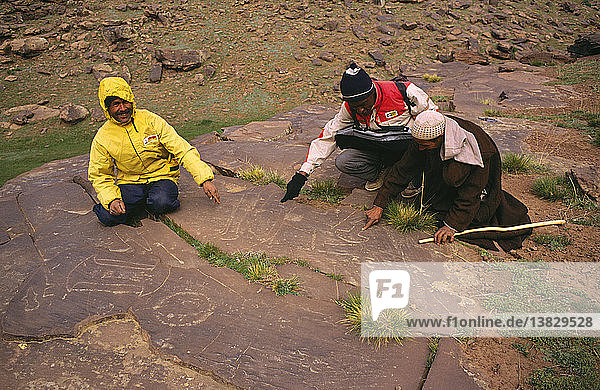 Neolithische Gravuren  geschaffen von Jägern und Sammlern  die den Herden folgten  die in den Bergen Futterplätze suchten  Yagour-Plateau  Tadla-Azilal  Hoher Atlas  Marokko