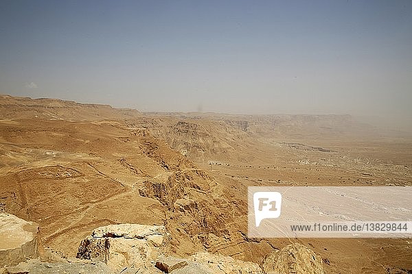 Blick von den Ruinen von Masada  Das römische Lager.