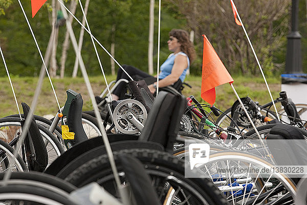 Zugängliche Rennräder mit einer querschnittsgelähmten Frau im Rollstuhl