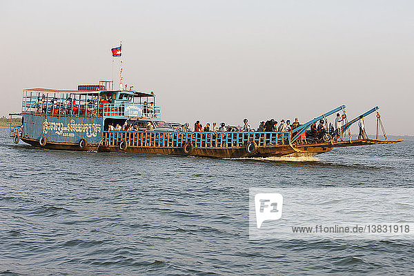 Fähre auf dem Mekong-Fluss in Phnom Penh