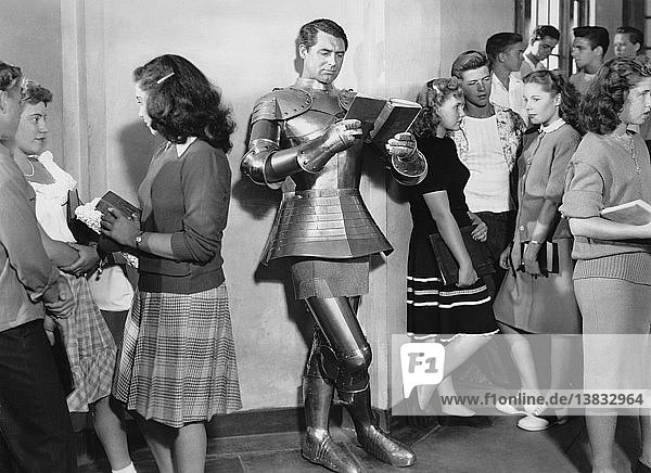 Hollywood  Kalifornien: 1946 Schauspieler Cary Grant als charmanter Ritter in einer Szene aus dem Film ´The Bachelor and the Bobby-Soxer´.