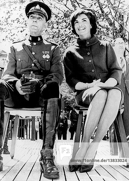 Rockcliffe  Ontario  Kanada: 17. Mai 1961 Mrs. John Kennedy begutachtet Truppen der Königlich Kanadischen Polizei in Begleitung des Kommissars Harvision.