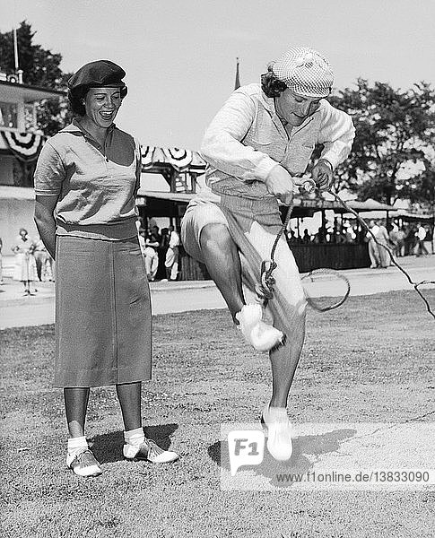 Vereinigte Staaten: um 1950 Babe Didrikson greift ein Stück Seil an.