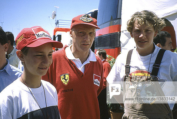 Niki Lauda  österreichischer Rennfahrer  der in den Jahren 1975  1977 und 1984 dreimal die Formel-1-Weltmeisterschaft gewann. Fotografiert mit seinen Söhnen im Jahr 1995.