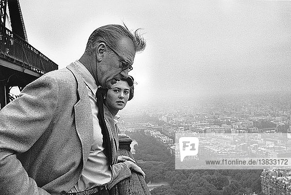Paris  Frankreich: ca. 1957 Der Schauspieler Gary Cooper und seine Tochter Maria blicken vom Eiffelturm auf Paris.