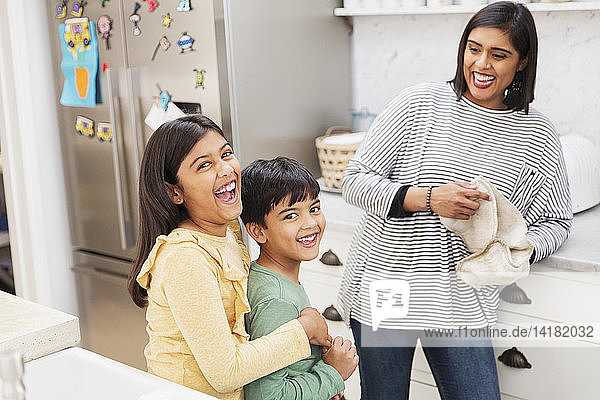 Portrait glückliche Mutter und Kinder in der Küche