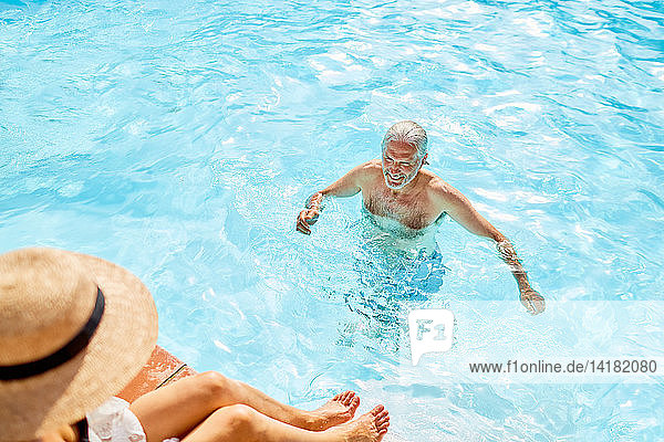 Älterer Mann im sonnigen Sommerschwimmbad