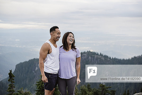 Glückliches Paar beim Wandern auf einem Berggipfel