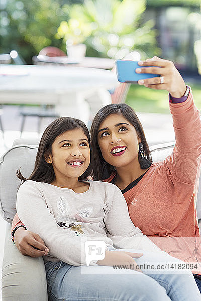 Mutter und Tochter nehmen Selfie mit Kamera-Handy