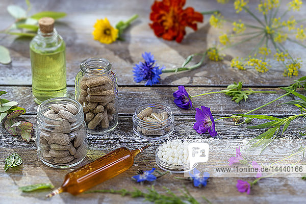 Alternative Kräutermedizin. Kräuter-Vitamin auf ols Holzbrett Hintergrund.