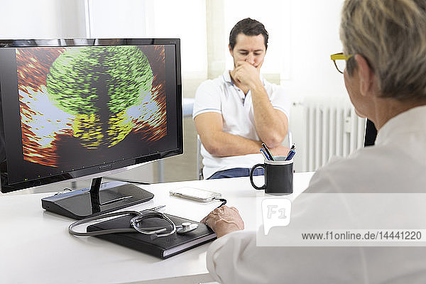 Ein Mann konsultiert eine Ärztin zur Ultraschalluntersuchung der Prostata.