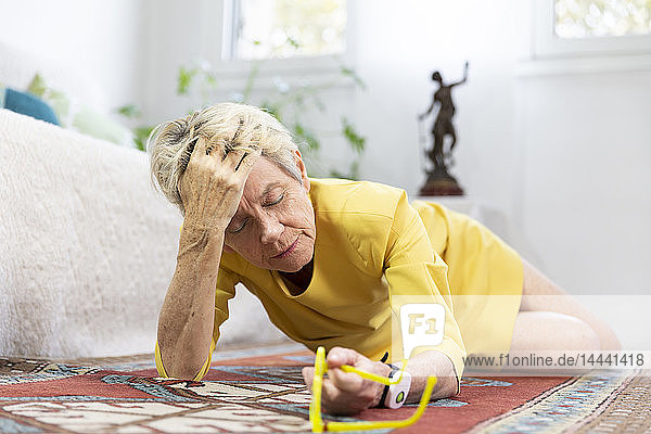 Eine ältere Frau liegt nach einem Sturz auf dem Boden.