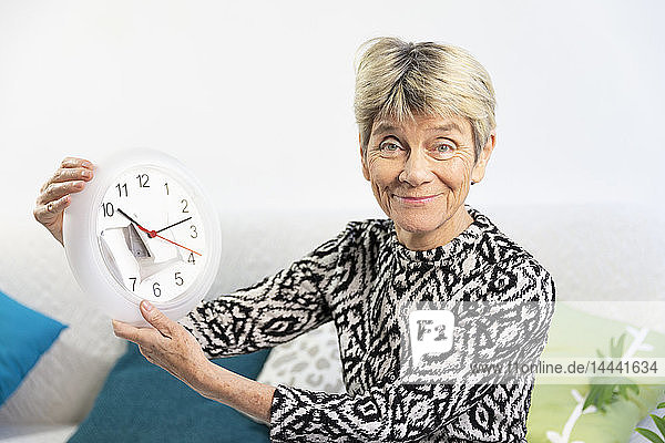 Ältere Frau mit einer von der Zeit getragenen Uhr.