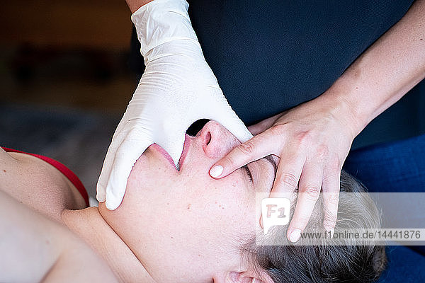 Konsultation eines Osteopathen: Arbeit an den Nasennebenhöhlen bei einem Patienten mit Atembeschwerden infolge einer Nasennebenhöhlenentzündung.