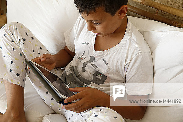 Ein 11-jähriger Junge benutzt ein digitales Tablet in Salento  Italien.