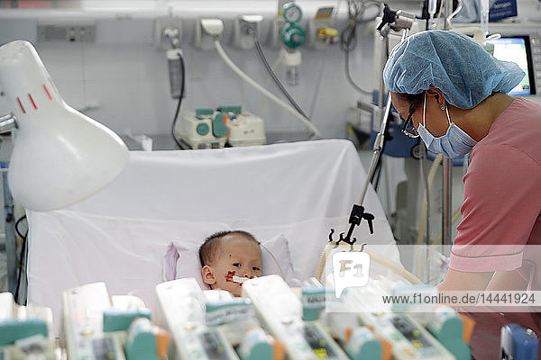 Kardiologisches Krankenhaus Tam Duc. Vietnamesisches Kind mit Herzkrankheiten. Intensivpflegestation. Ho-Chi-Minh-Stadt. Vietnam.