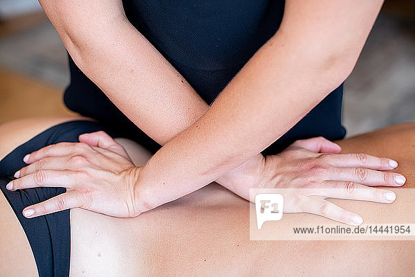 Manipulation des gesamten Körpers: Thorax  Rippen  Hals  Rücken  Wirbelsäule  Fuß.