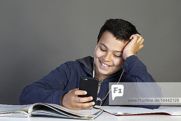 12-jähriger Schüler  der ein Mobiltelefon benutzt. Paris  Frankreich.