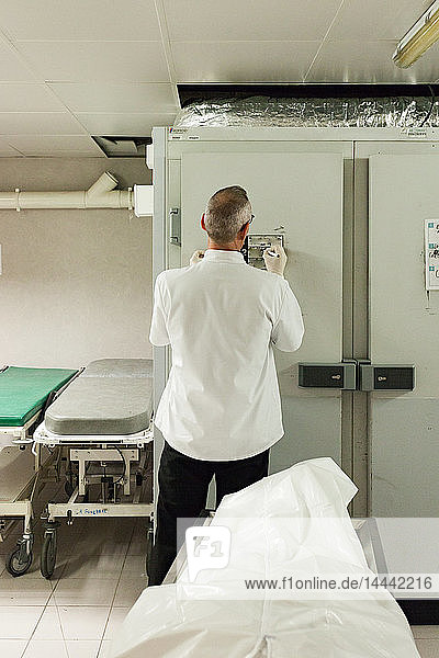 Ein toter Körper (Leiche) ist gerade in der Leichenkammer eines Krankenhauses angekommen PACA FRANKREICH