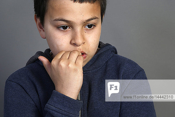 12-jähriger Junge  der an seinen Nägeln kaut. Paris  Frankreich.