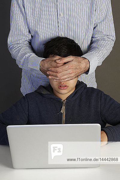 12-jähriger Junge  dem verboten wurde  eine Internetseite zu besuchen. Paris  Frankreich.