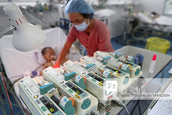 Kardiologisches Krankenhaus Tam Duc. Vietnamesisches Kind mit Herzkrankheiten. Intensivpflegestation. Ho-Chi-Minh-Stadt. Vietnam.