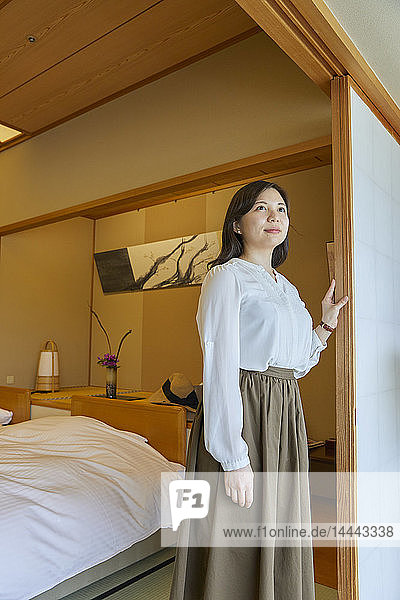 Japanerin in einem traditionellen Hotel