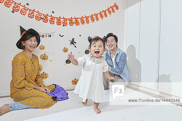 Japanische Familie verkleidet für Halloween