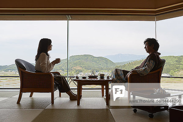 Japanischer Vater und Tochter in einem traditionellen Hotel
