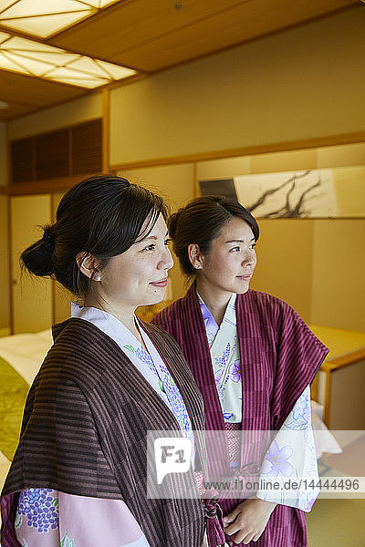 Japanische Frauen tragen Yukata in einem traditionellen Hotel